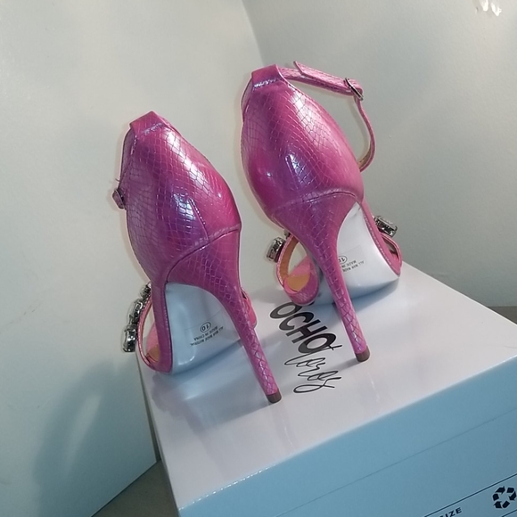 Shoes - Picture 7 of 8